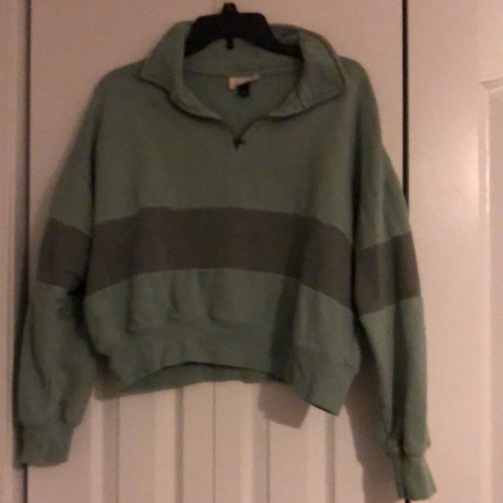 A cute pullover sweatshirt cropped with a collar and zipper!